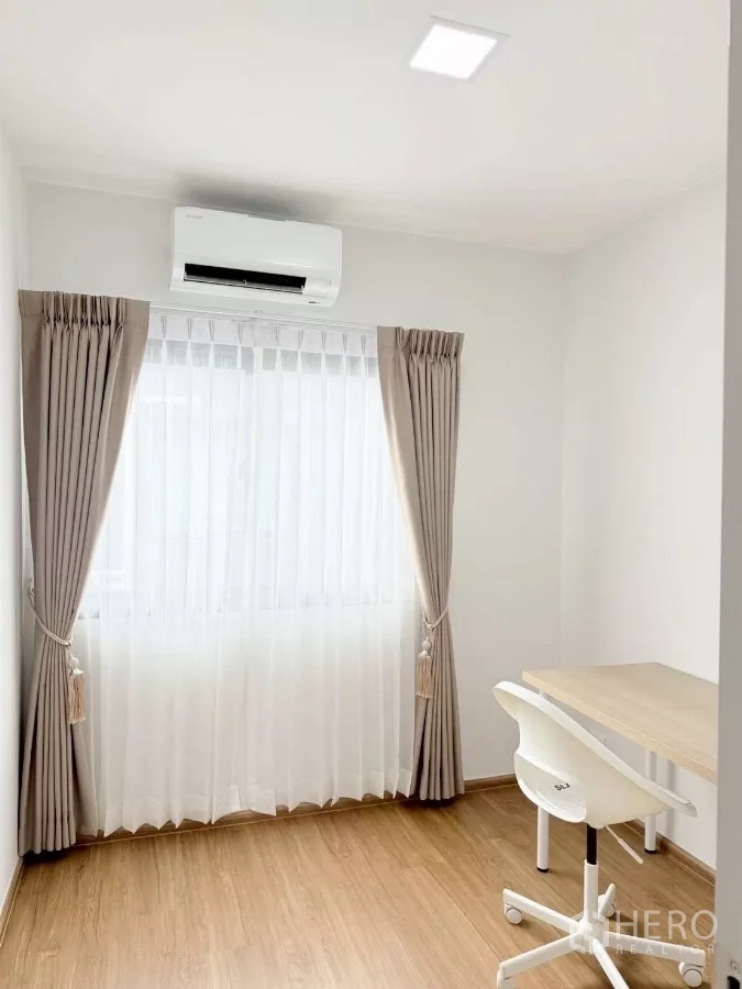 ทาวน์เฮาส์ ให้เช่าในBang Phli, Samut Prakan - ห้องนอน/ห้องทำงาน พร้อมโต๊ะ เก้าอี้ แอร์ และม่านโปร่ง