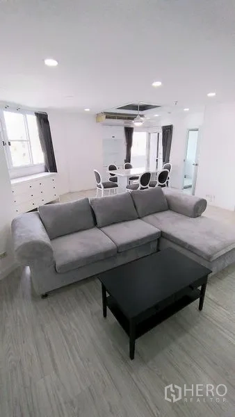 คอนโด ให้เช่าในWatthana, Bangkok - โถงรับแขกและทานอาหาร โซฟาเข้ามุมพร้อมโต๊ะอาหาร 4 ที่นั่ง ใต้ไฟดาวน์ไลท์