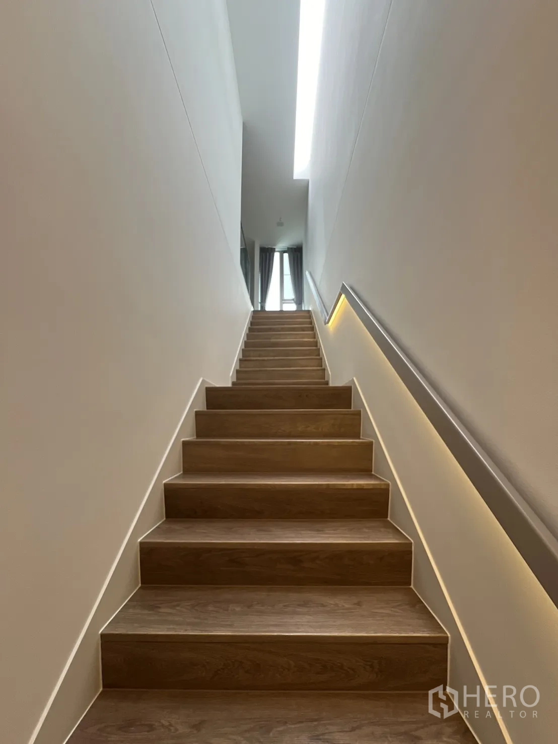 独立式住宅 出租在Saphan Sung, Bangkok - 楼梯间天窗与LED扶手照明