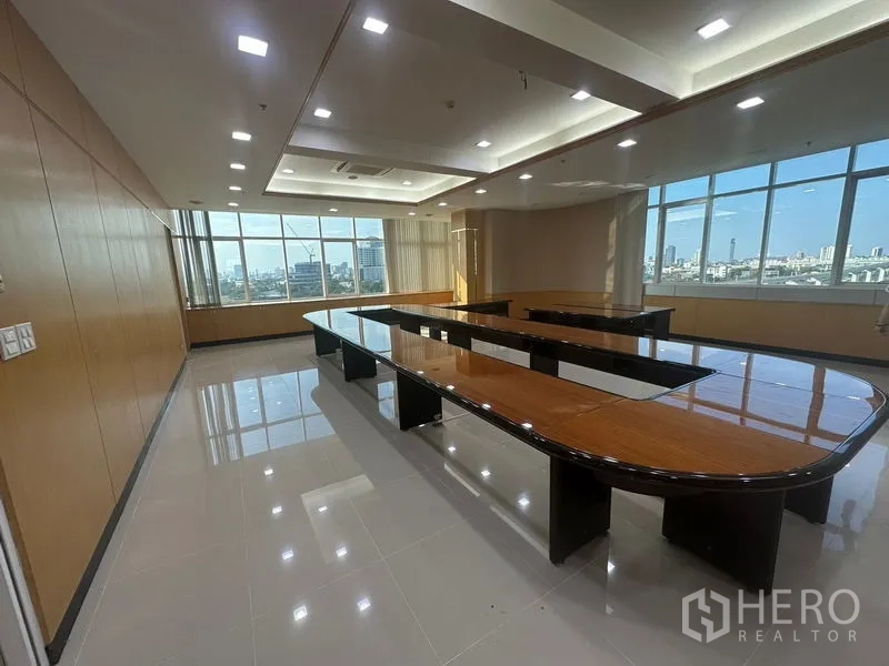 办公空间 出租在Suan Luang, Bangkok - 大型董事会议室，亮光桌面、筒灯与城市景观。