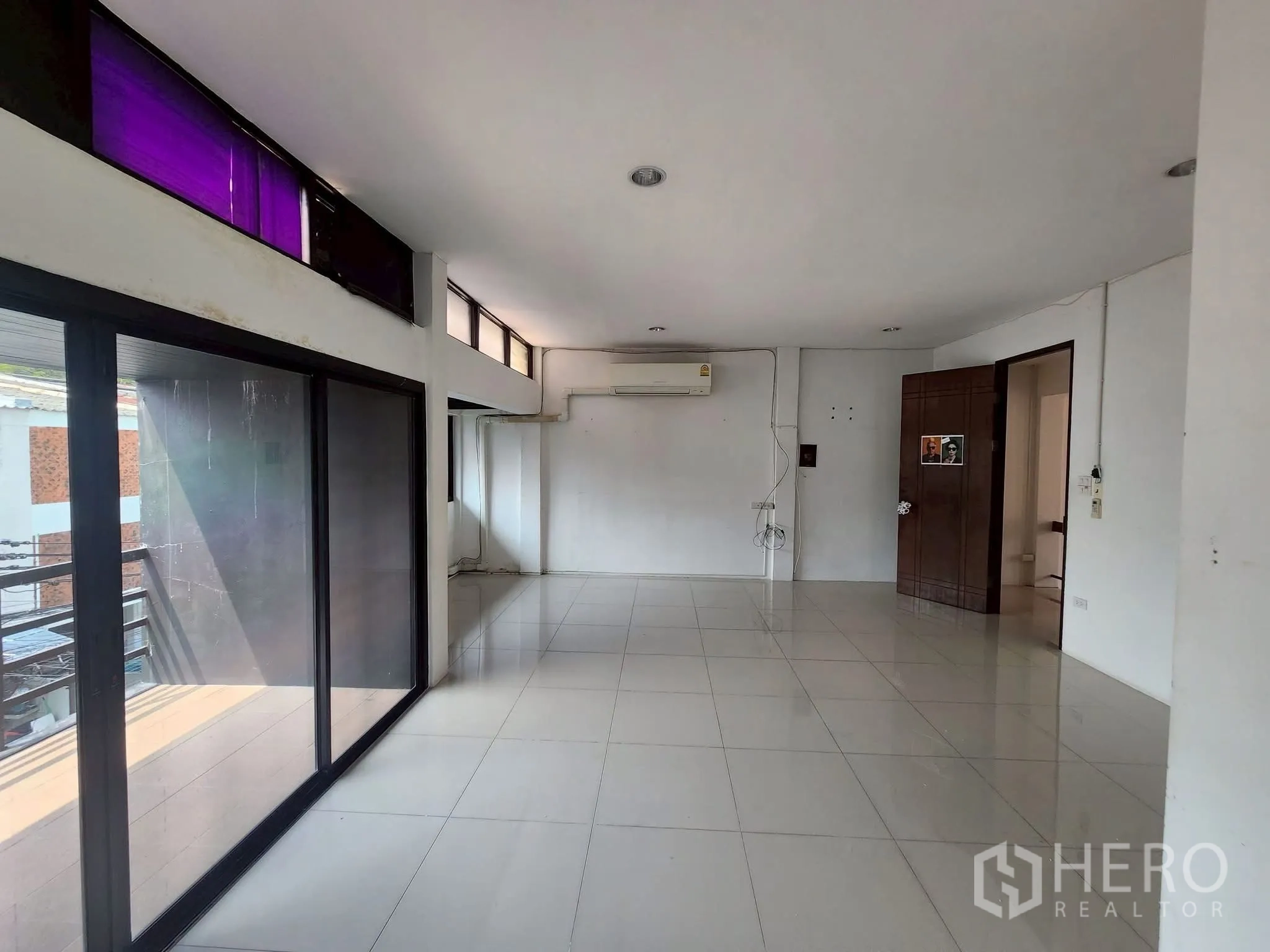 โฮมออฟฟิศ for rent in Khlong Toei, Bangkok - ห้องโล่งสว่างพร้อมประตูกระจกบานเลื่อน หน้าต่างแสงสว่างด้านบน และพื้นกระเบื้องสีขาว