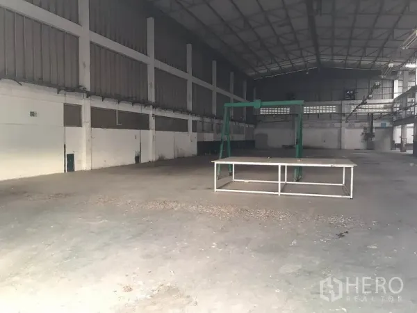 โรงงาน ให้เช่าในMueang Chon Buri, Chon Buri - พื้นที่ผลิตโล่ง เพดานสูง ผนังกั้นบางส่วน พร้อมโต๊ะงานโลหะ