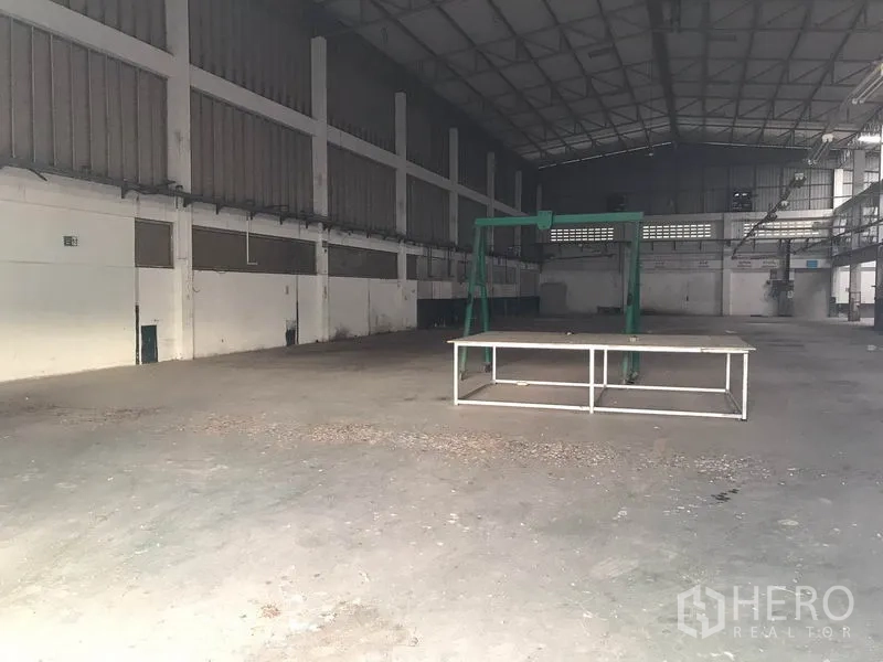 โรงงาน ให้เช่าในMueang Chon Buri, Chon Buri - พื้นที่ผลิตโล่ง เพดานสูง ผนังกั้นบางส่วน พร้อมโต๊ะงานโลหะ