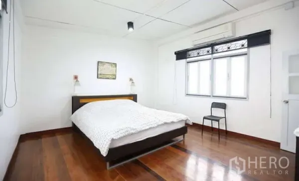 สำนักงานที่บ้าน ให้เช่าในKhlong Toei, Bangkok - ห้องนอนติดแอร์ เตียงคู่ หน้าต่างบานใหญ่ และพื้นไม้