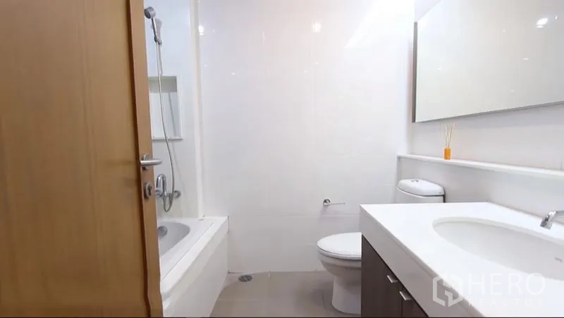 คอนโด ให้เช่าในWatthana, Bangkok - ห้องน้ำโทนขาวสะอาด มีอ่างอาบน้ำ ฝักบัว และเคาน์เตอร์อ่างล้างหน้า