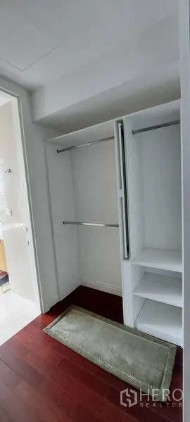 คอนโด ให้เช่าในPathum Wan, Bangkok - โซนวอล์กอินคลอเซ็ต บิวต์อินสีขาว มีราวแขวนและชั้นวาง ติดทางเข้าห้องน้ำ พื้นไม้