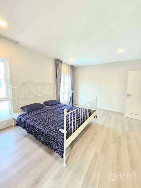 Detached House for rent or sale in Prawet, Bangkok - Front elevation of detached house with carport canopy and low front gate.