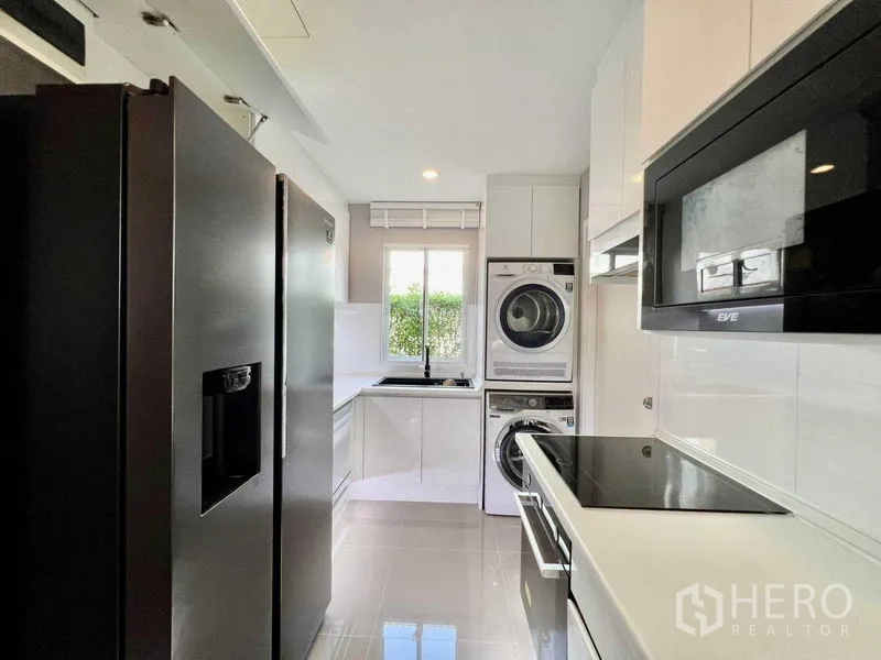 บ้าน ขายในBang Sao Thong, Samut Prakan - ครัวสีขาวสมัยใหม่ เตาอินดักชัน เครื่องใช้บิวท์อิน ตู้เย็นขนาดใหญ่ และเครื่องซัก‑อบตั้งซ้อน