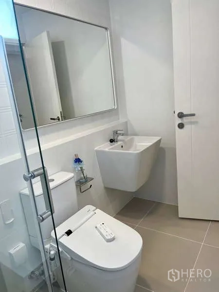 Detached House for rent in Bang Phli, Samut Prakan - Clean bathroom with glass shower, bidet toilet and large mirror.