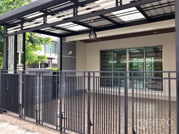 ทาวน์เฮาส์ ให้เช่าในPhasi Charoen, Bangkok - หน้าบ้านพร้อมโรงจอดรถมีหลังคาและรั้วเหล็ก พร้อมหน้าต่างบานเลื่อน