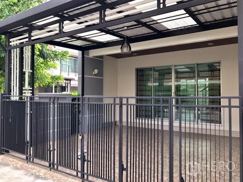 ทาวน์เฮาส์ ให้เช่าในPhasi Charoen, Bangkok - หน้าบ้านพร้อมโรงจอดรถมีหลังคาและรั้วเหล็ก พร้อมหน้าต่างบานเลื่อน