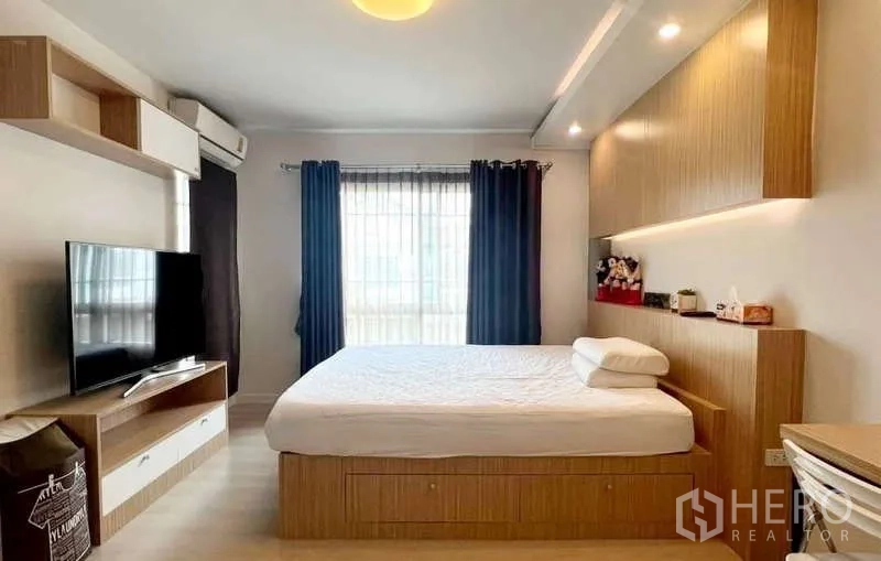 独立式住宅 出租在Bang Phli, Samut Prakan - 采光良好的卧室，设大窗、电视柜与木质柜体。