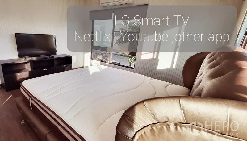 Detached House for rent in Bang Phli, Samut Prakan - Bedroom with king-size bed, windows and a smart TV on a low console