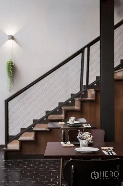 พื้นที่ขายปลีก ให้เช่าในSathon, Bangkok - บันไดราวเหล็กขึ้นสู่ชั้นลอย ข้างโต๊ะรับประทานอาหาร