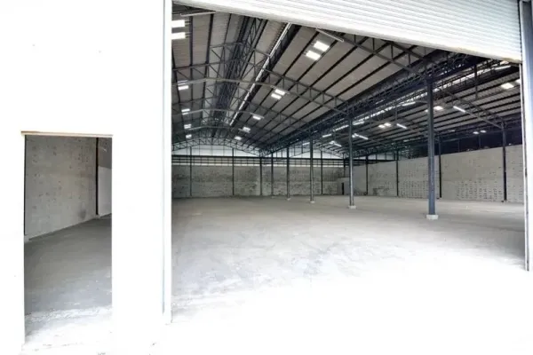 货栈 出租在Phra Pradaeng, Samut Prakan - 从卷闸门望向仓库内部，开放式无柱布局与照明。