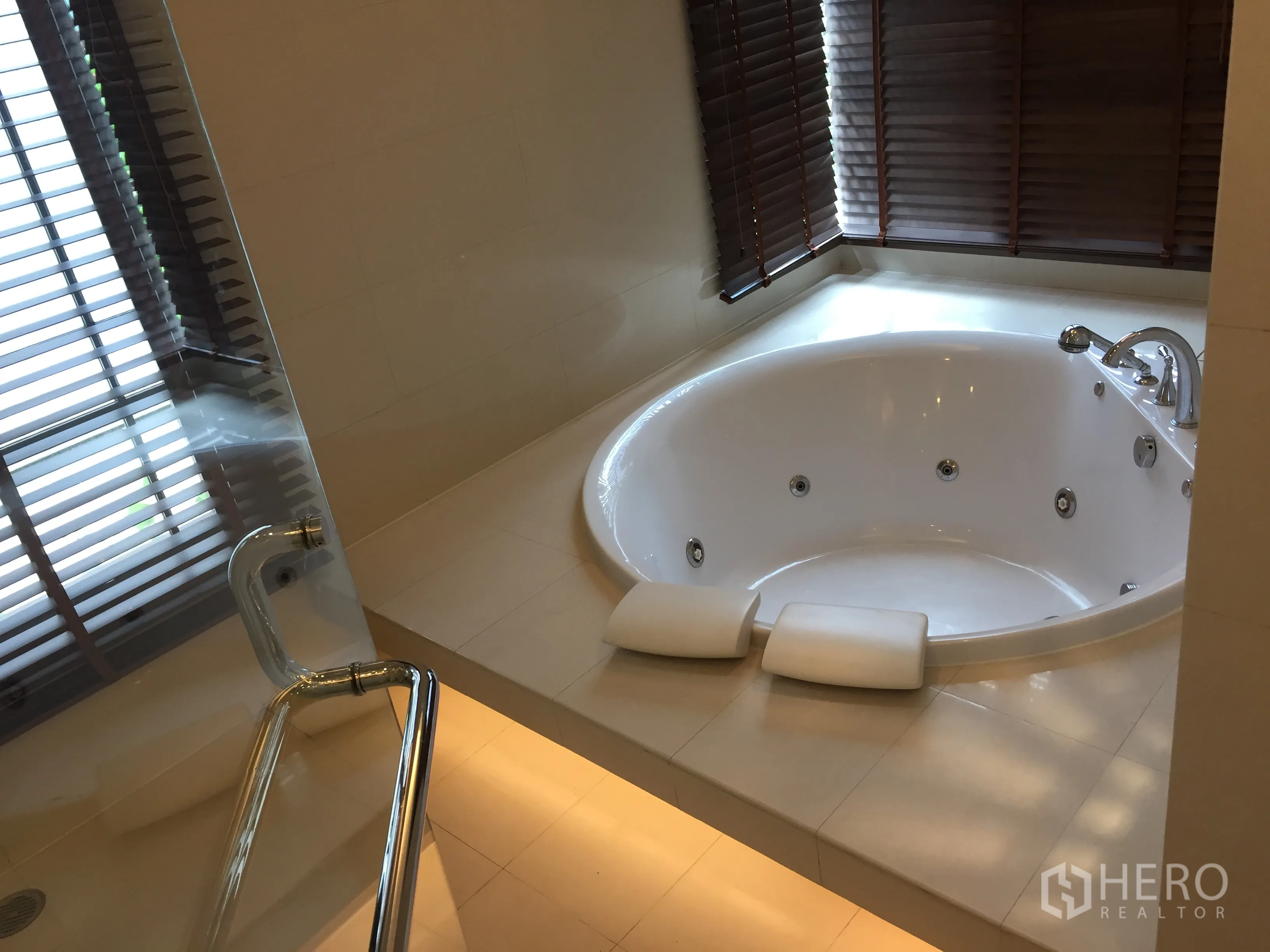 บ้าน ให้เช่าในYan Nawa, Bangkok - ห้องน้ำพร้อมอ่างจากุซซี่ทรงกลมข้างหน้าต่างบานเกล็ด