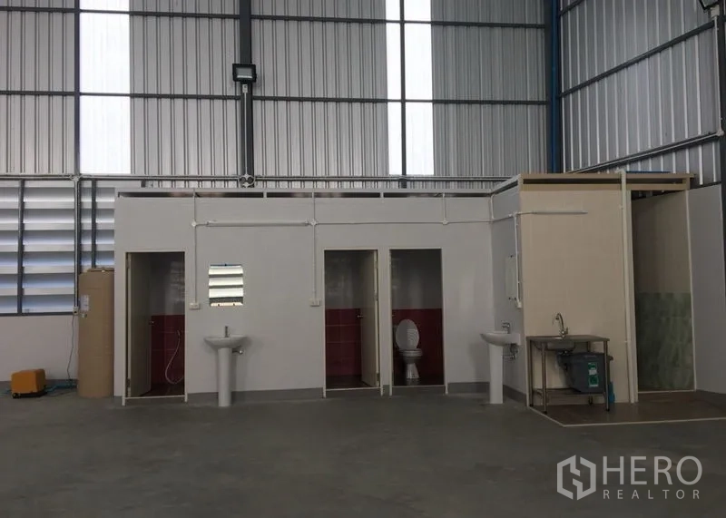 คลังสินค้า ให้เช่าในDin Daeng, Bangkok - สิ่งอำนวยความสะดวกภายใน ห้องน้ำ อ่างล้างมือ และพื้นที่อเนกประสงค์