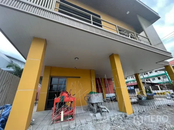 คลังสินค้า ให้เช่าในMueang Samut Prakan, Samut Prakan - พื้นที่ลานโหลดมีหลังคาและส่วนออฟฟิศสองชั้นด้านหน้าโกดังสีเหลือง