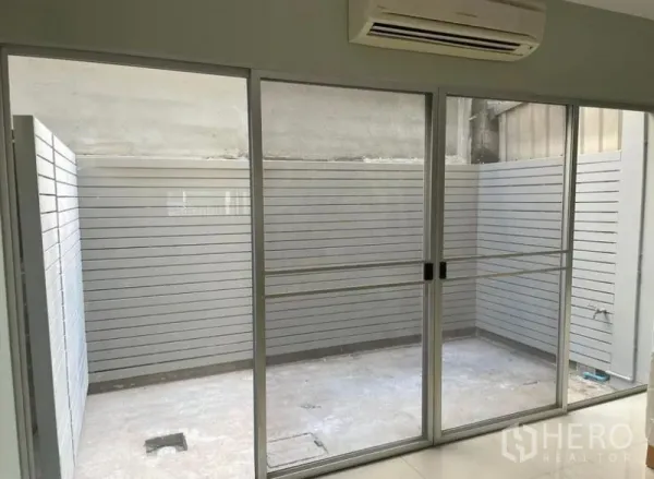 ทาวน์เฮาส์ ให้เช่าในSuan Luang, Bangkok - ลานกลางแจ้งแบบปิดทึบ มองจากประตูกระจกบานเลื่อนเต็มความสูงพร้อมมุ้งลวด