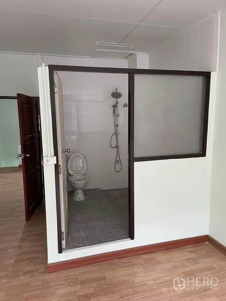 店屋 出租在Phaya Thai, Bangkok - 带玻璃隔断的卫生间，配淋浴和坐便器。