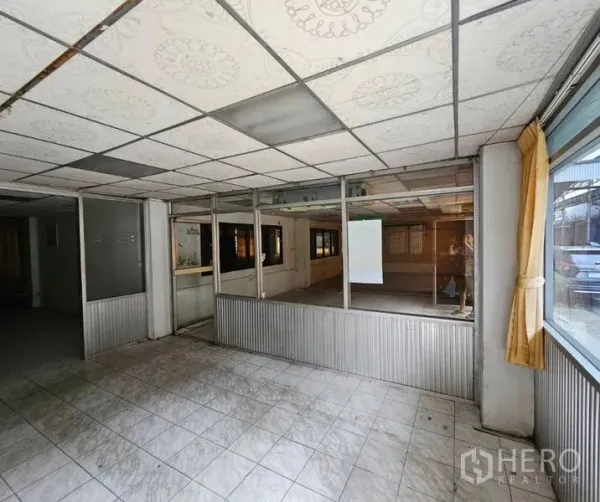 工厂 出租在Bang Kho Laem, Bangkok - 带玻璃隔断的办公室区域，瓷砖地面与吊顶。