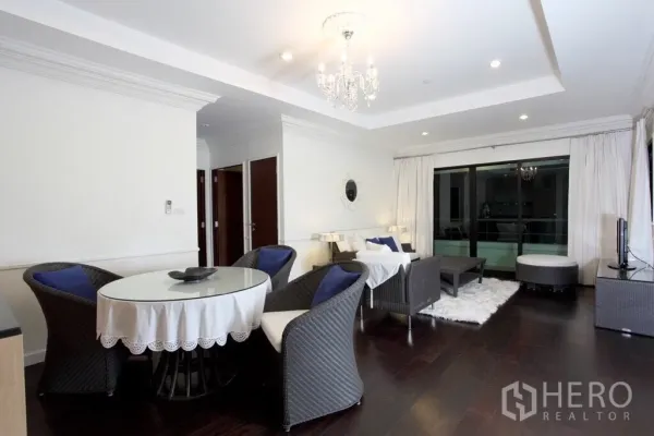 คอนโด ให้เช่าในSathon, Bangkok - พื้นที่นั่งเล่นและรับประทานอาหารแบบโอเพ่น แชนเดอเลียร์ พื้นไม้เข้ม และทางออกสู่ระเบียงกว้าง