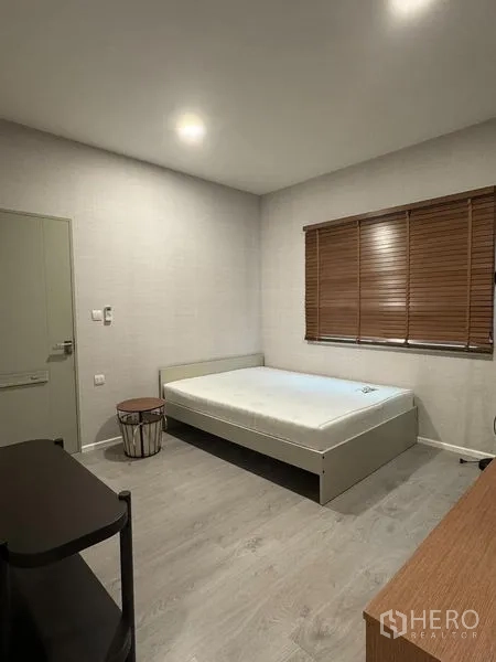 บ้าน ให้เช่าในPrawet, Bangkok - ห้องนอนชั้นล่าง เตียงเดี่ยว มู่ลี่ไม้ และโทนสีเรียบอบอุ่น