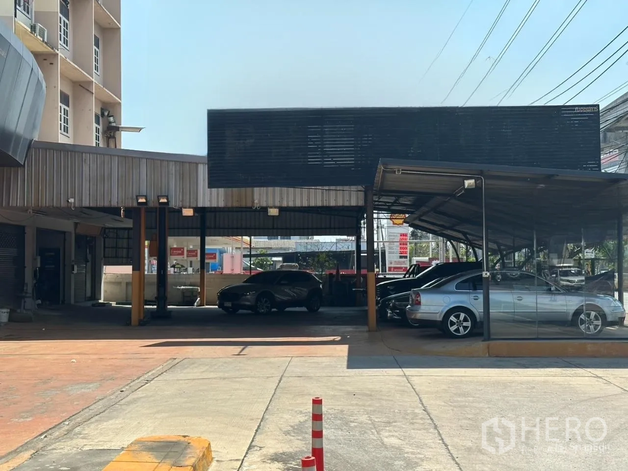 展厅 for rent in Suan Luang, Bangkok - 展示厅旁的带顶停车位与车棚区域。