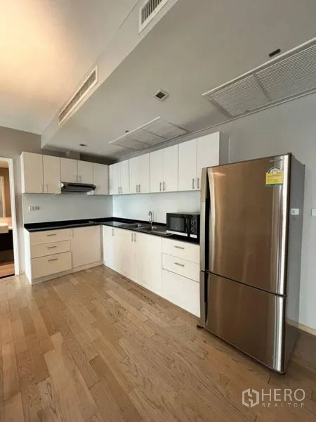 คอนโด ให้เช่าในKhlong Toei, Bangkok - ครัวรูปตัวแอล ตู้สีขาว เคาน์เตอร์หินสีดำ ตู้เย็นสเตนเลส