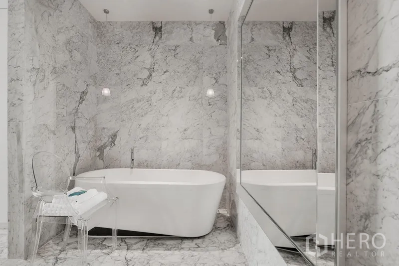 Condominium for sale in Watthana, Bangkok - Marble bathroom featuring a freestanding soaking tub and pendant lights.