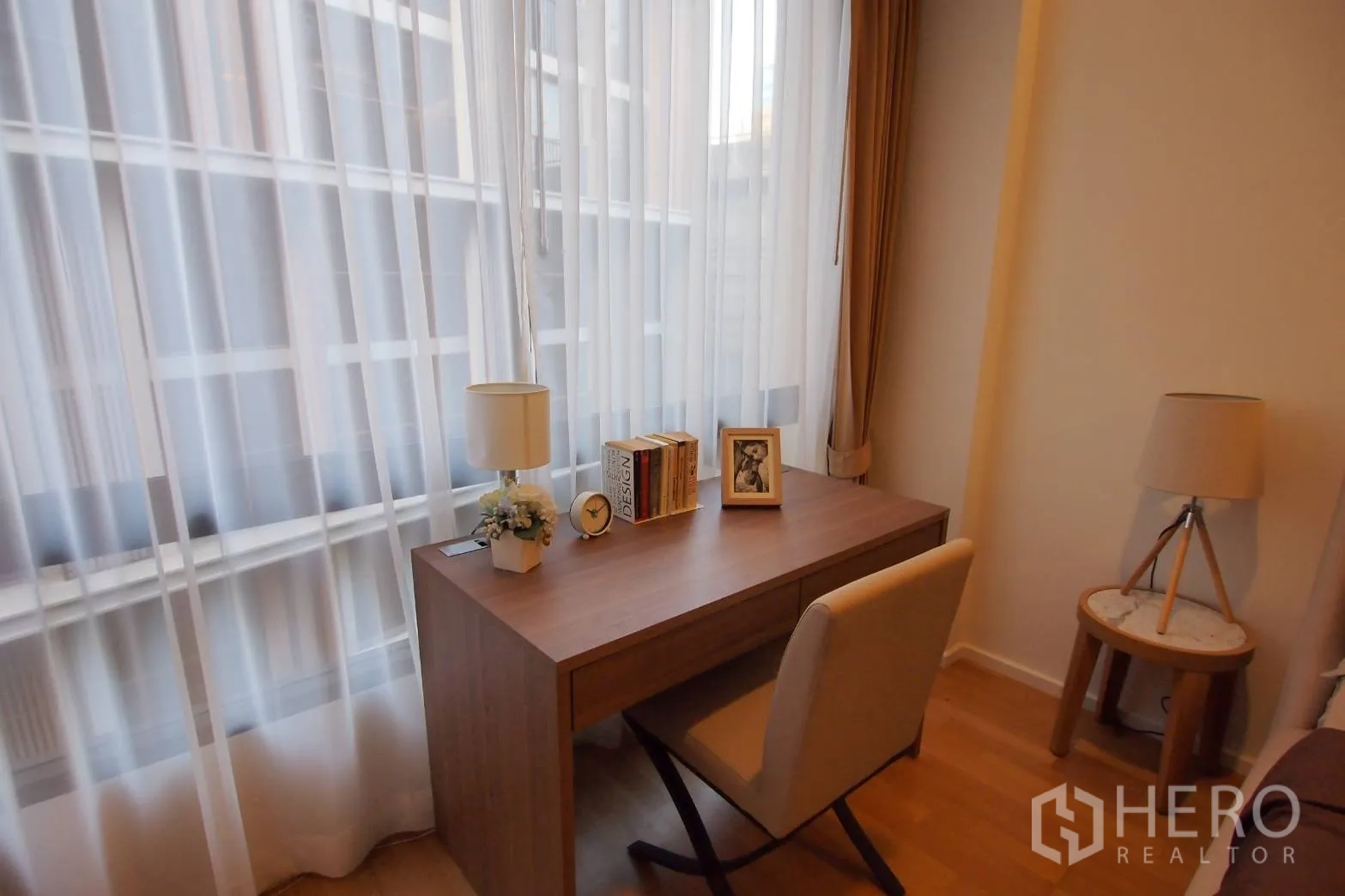 คอนโด ให้เช่าในPathum Wan, Bangkok - มุมทำงานติดหน้าต่าง โต๊ะไม้และเก้าอี้ เหมาะสำหรับโฮมออฟฟิศ