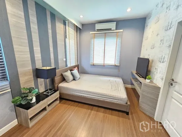 Detached House for rent in Prawet, Bangkok - Cozy bedroom with double bed, TV cabinet, and window blinds.