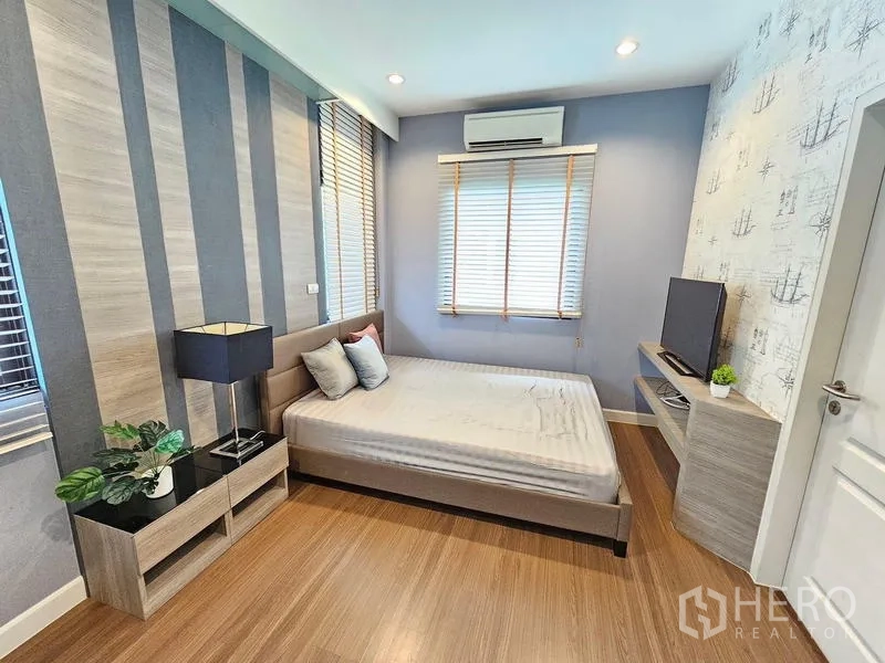 Detached House for rent in Prawet, Bangkok - Cozy bedroom with double bed, TV cabinet, and window blinds.