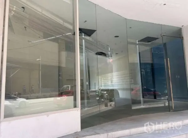 独立商业地产 出租在Khlong Toei, Bangkok - 临街整面落地玻璃门面的独栋商业建筑，靠近BTS Ekkamai。