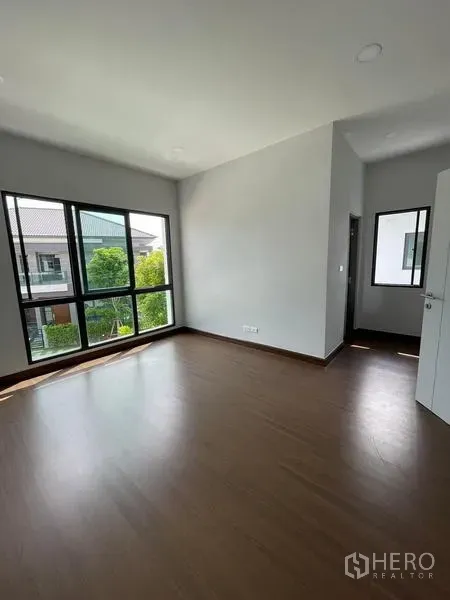Detached House for rent - Bright empty bedroom with large corner windows and wood floor.