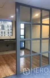 办公空间 出租在Bang Rak, Bangkok - 格子玻璃隔断将地毯办公区与茶水间分开。