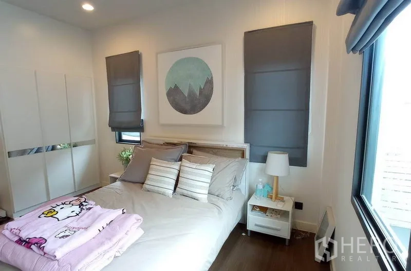 Detached House for rent in Bang Kapi, Bangkok - Cozy bedroom with double bed, wardrobe, bedside table and blackout blinds.