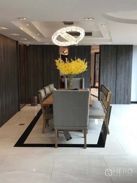 独立商业地产 出租在Chatuchak, Bangkok - 开放式会议区，木纹墙面、长桌与现代吊灯。