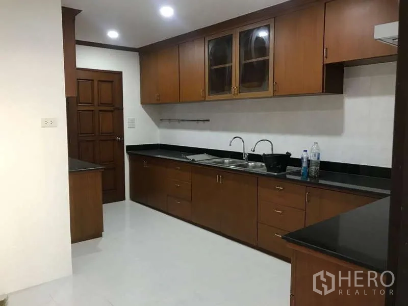 คอนโด ขายในWatthana, Bangkok - ครัวแยก เคาน์เตอร์หินดำยาว พร้อมตู้ไม้เต็มชุด