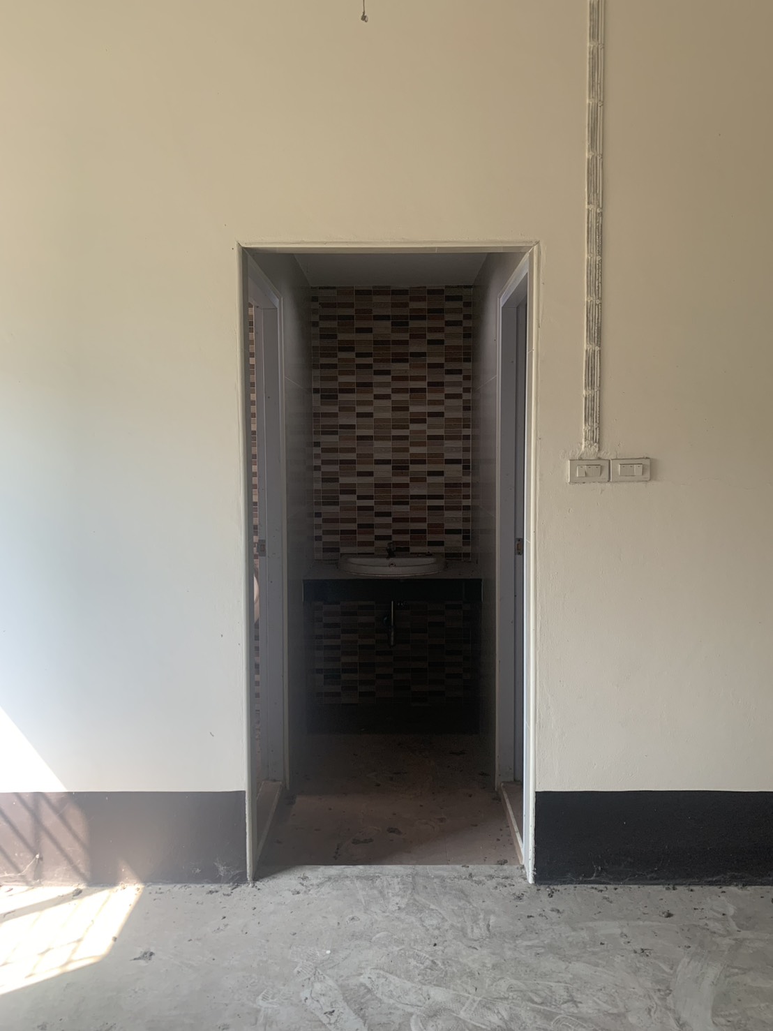 货栈 出租在Lam Luk Ka, Pathum Thani - 通往卫生间的入口，马赛克背景墙与洗手盆。