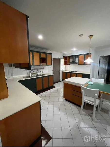 คอนโด ให้เช่าในWatthana, Bangkok - ครัวปิดแยกส่วน เคาน์เตอร์รูปตัวแอล พื้นกระเบื้อง ตู้เก็บของมากมาย ไอส์แลนด์ และเตาแก๊ส