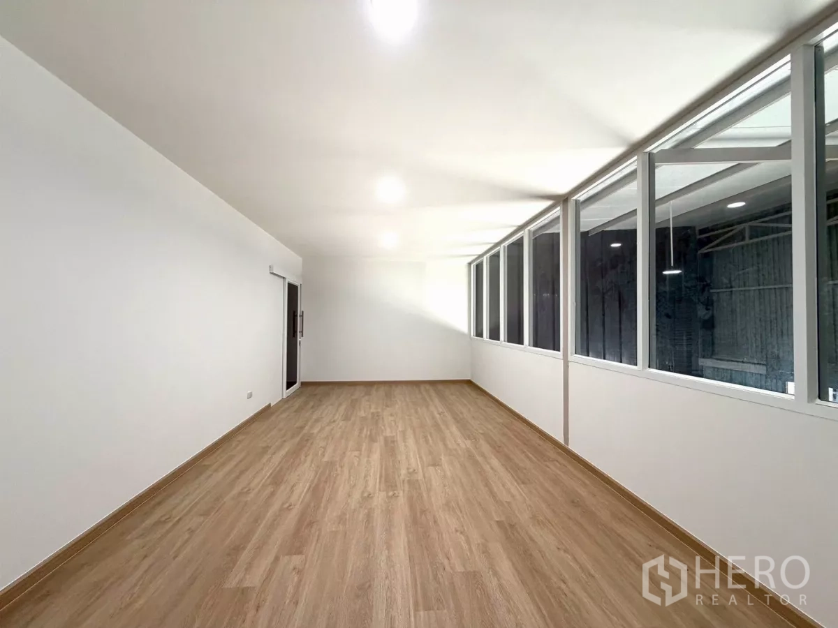 货栈 出租在Suan Luang, Bangkok - 夹层办公室采光充足，木纹地板，长窗俯瞰仓库作业区。