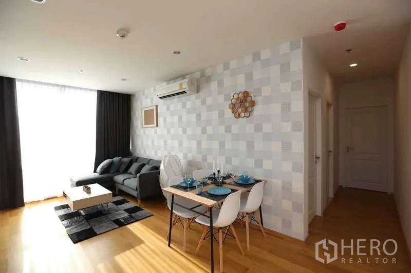 คอนโด ให้เช่าหรือขายในBang Rak, Bangkok - พื้นที่นั่งเล่นและทานอาหารสว่าง โซฟาสีเทา โต๊ะทานอาหาร 4 ที่ และผนังลาย