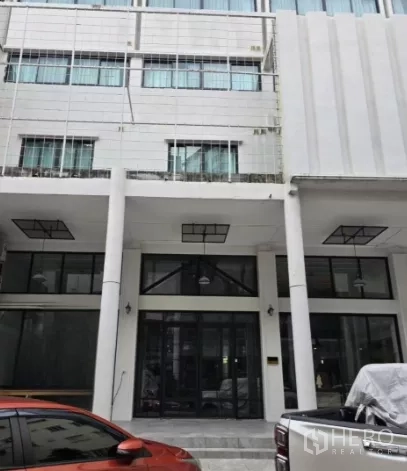 อาคารพาณิชย์ ให้เช่าในKhlong Toei, Bangkok - อาคารพาณิชย์หลายชั้นสไตล์โมเดิร์น หน้ากระจกสูง พร้อมหลังคาหน้าอาคารย่านพระโขนง