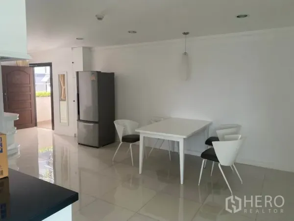 คอนโด ให้เช่าในWatthana, Bangkok - พื้นที่รับประทานอาหาร โต๊ะสีขาวกับเก้าอี้สี่ตัว ข้างตู้เย็นสแตนเลส