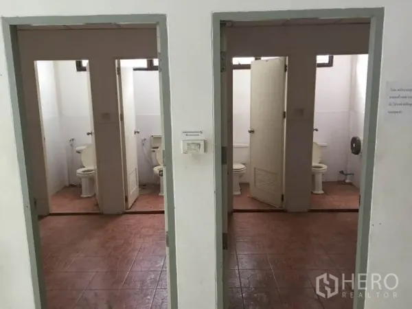 货栈 出租在Saphan Sung, Bangkok - 员工卫生间，铺设瓷砖，设有分隔式坐便间。