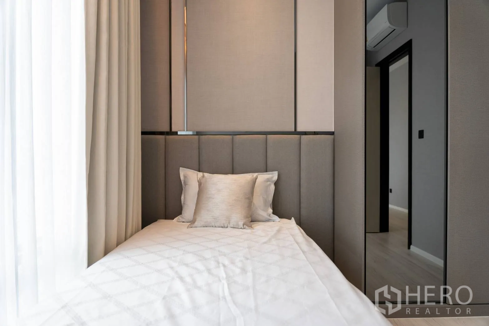 公寓 出售在Ratchathewi, Bangkok - 温馨次卧，单人床、软包床头与大窗帘。