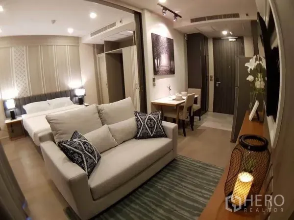 คอนโด ให้เช่าในWatthana, Bangkok - ภาพมุมกว้างของยูนิต แสดงเตียง โซฟา ชั้นวางทีวี พรม และมุมทานอาหาร