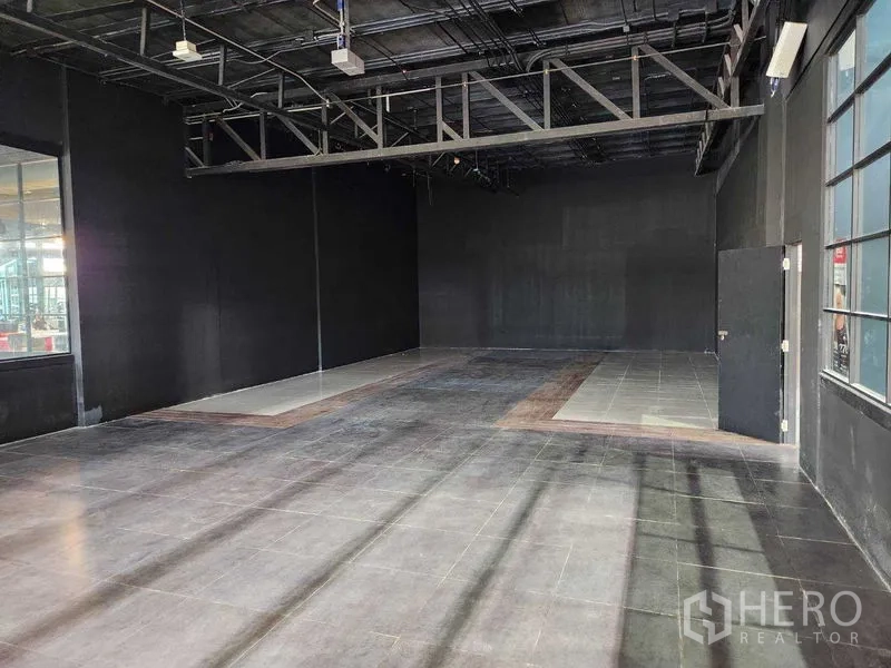 พื้นที่ขายปลีก ให้เช่าในKhlong Toei, Bangkok - พื้นที่ค้าปลีกทรงสี่เหลี่ยมกว้าง เพดานสูง โครงเหล็ก และพื้นกระเบื้องทนทาน