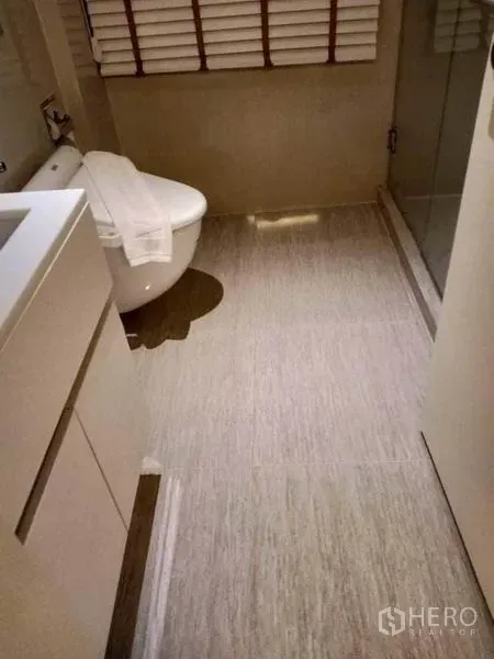 คอนโด ให้เช่าในWatthana, Bangkok - ห้องน้ำสไตล์โมเดิร์น มีโถสุขภัณฑ์ลอยตัว เคาน์เตอร์ล้างหน้า และฉากกั้นอาบน้ำกระจกข้างมู่ลี่หน้าต่าง